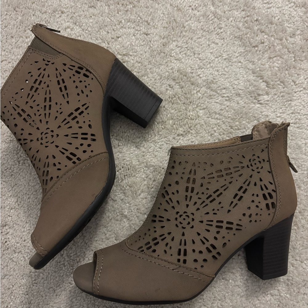 Earth Origins Shaye Leather Ankle Boots Women’s Size 8 Taupe Brown Neutral Heel
